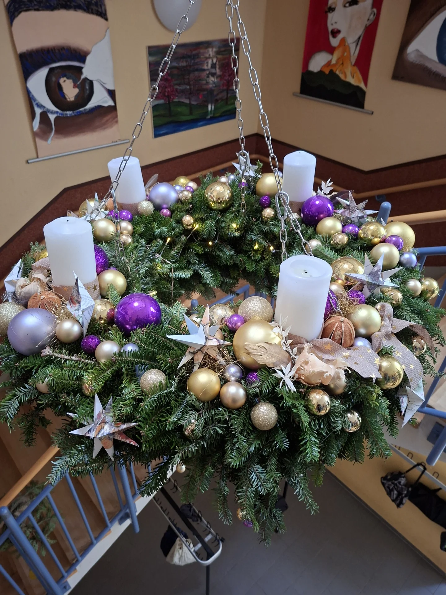 Bild: Unser Adventskranz im Treppenhaus