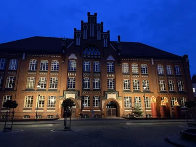 Alle Jahre wieder leuchten 4. Kerzen vor unserer Jahnschule  (Bild vergr&ouml;&szlig;ern)