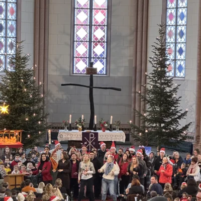 Auch die Lehrer hatten wieder ein Weihnachtslied einstudiert.  (Bild vergr&ouml;&szlig;ern)