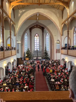Die Sch&uuml;ler der 3 und 4 Klasse sangen ein modernes Lied....  (Bild vergr&ouml;&szlig;ern)