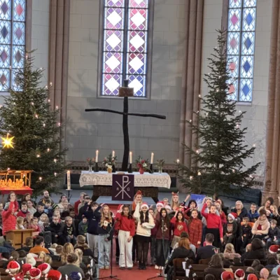 Klasse 5 und 6 gl&auml;nzten mit "Last Chrismas". Bei dem Lied konnten alle mitsingen.  (Bild vergr&ouml;&szlig;ern)