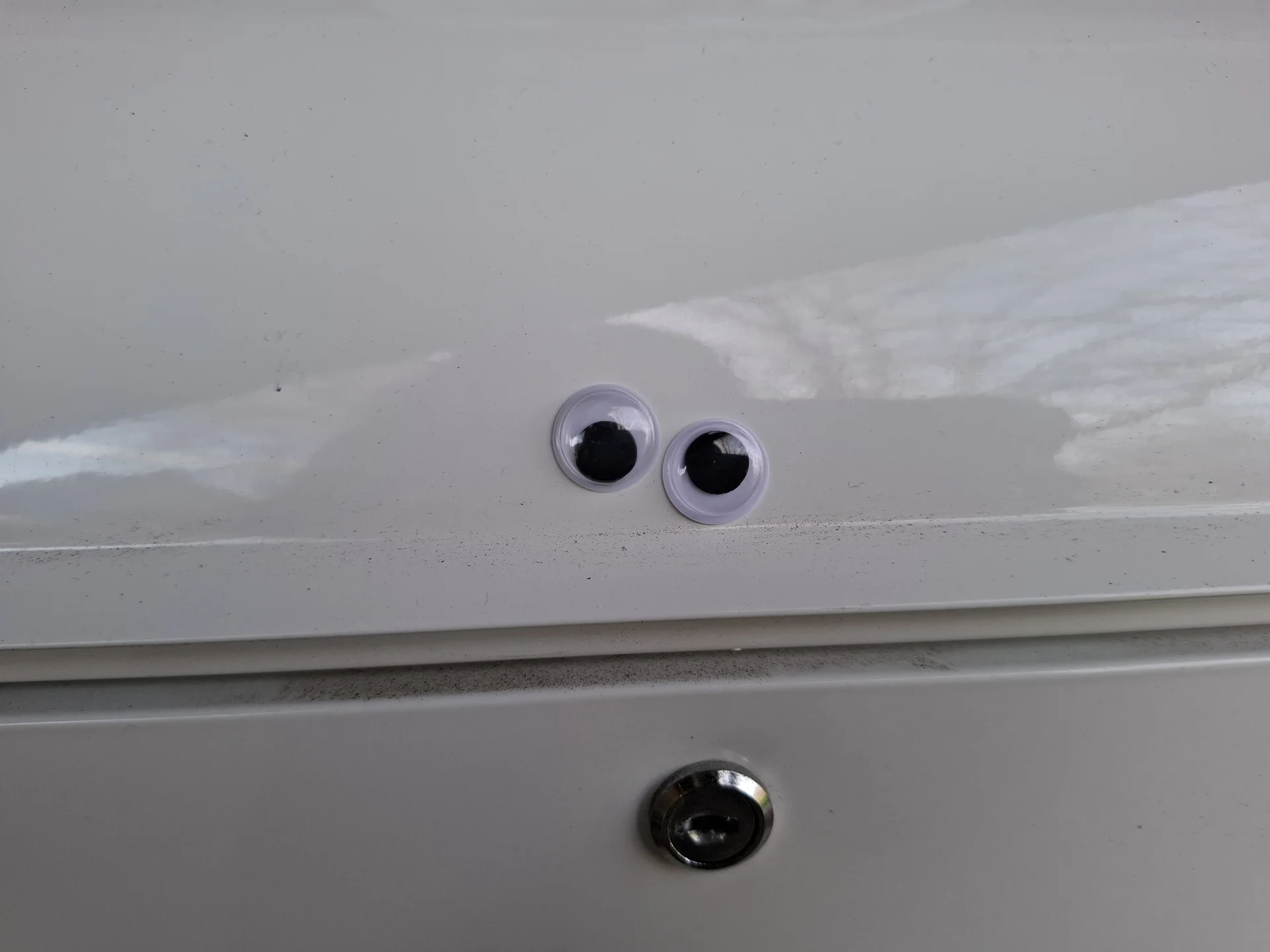 Bild: ...alles hat Augen - auch der Briefkasten.