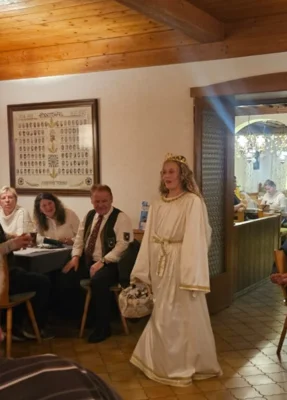 Das Christkind Maria Bemmerl &uuml;berraschte bei der Weihnachtsfeier der Edelwei&szlig;sch&uuml;tzen.  (Bild vergr&ouml;&szlig;ern)