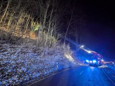 Foto des Albums: Einsatz ERK - Baum auf Straße Lontal
