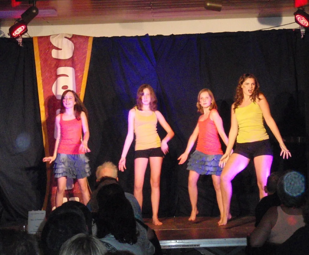 Bild: Die Dancing Girls mit Waka