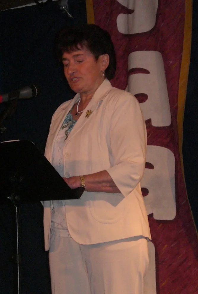 Bild: Elfriede am Pult