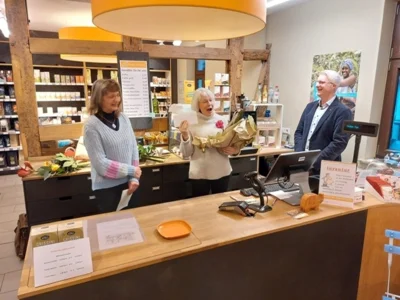 Dagmar &ouml;ffnet das Geschenk  (Bild vergr&ouml;&szlig;ern)