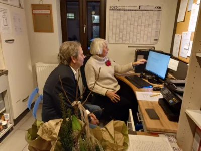 Dagmar erkl&auml;rt Sven schon gleich einges am Computer  (Bild vergr&ouml;&szlig;ern)