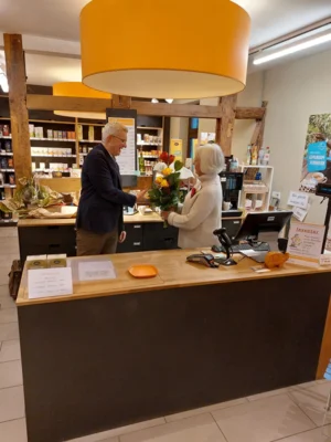 Herr Zehender &uuml;berreicht Blumen an Dagmar  (Bild vergr&ouml;&szlig;ern)