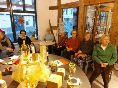 Einige Mitarbeiterinnen, die zuh&ouml;ren  (Bild vergr&ouml;&szlig;ern)