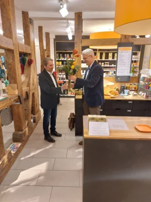 Sven bekommt auch Blumen von Herrn Zehender &uuml;berreicht  (Bild vergr&ouml;&szlig;ern)
