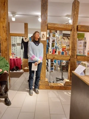 Ursula bedankt sich bei Dagmar im Namen der MitarbeiterInnen  (Bild vergr&ouml;&szlig;ern)