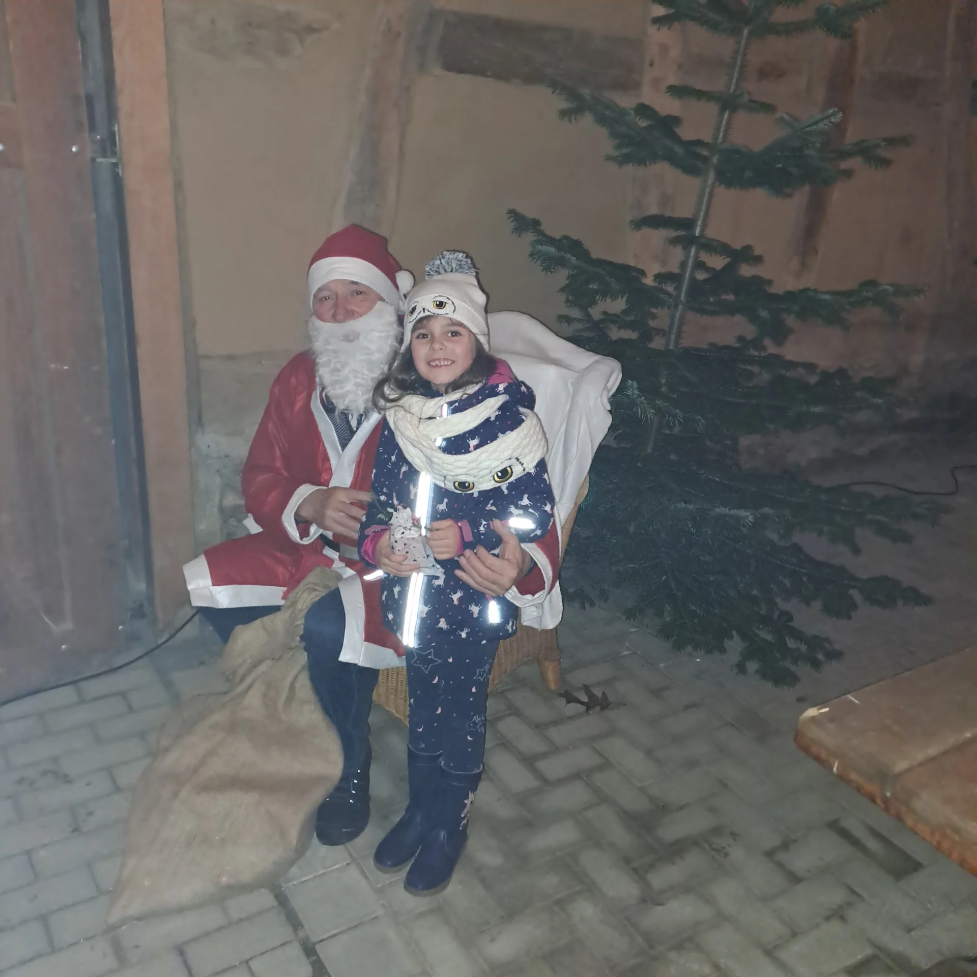 Bild: Nikolaus Gerd und ein Kind aus dem Dorf