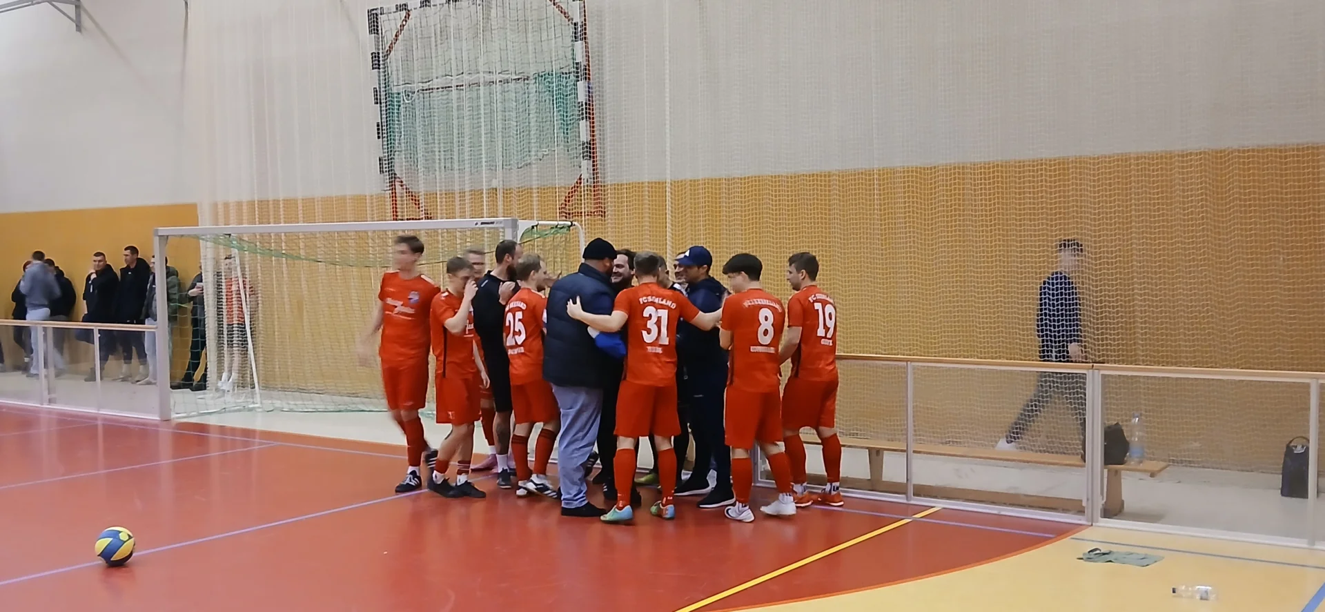 Bild: Jubelfreude beim Seenland Team nach dem entscheidenden Treffer durch Hannes Brandenburg (in der Jubeltraube).