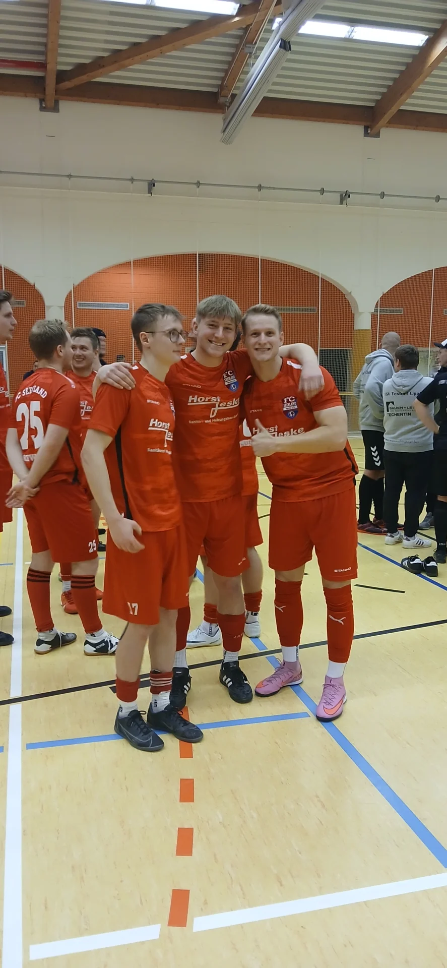Bild: Vorfreude beim FC Seenland kurz vor der Siegerehrung, hier mit Jonas Bohnes, Finn Hannemann und Myron Reinberger (v.l.)