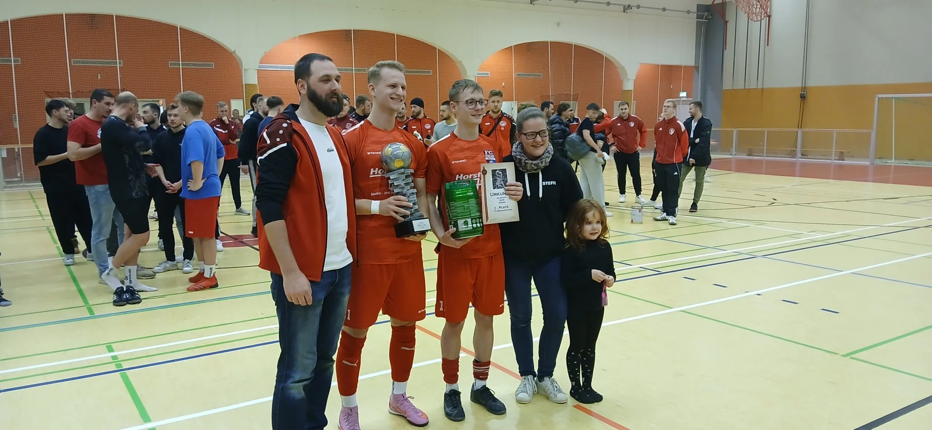 Bild: Siegerehrung durch die Turnierleitung den Gastgeber SpVgg Cambs-Leezen, mit Pokalübergabe und weiteren Präsenten an den Turniersieger FC Seenland Warin, hier stellvertretend für die Mannschaft durch Myron Reinberger und Jonas Bohnes.