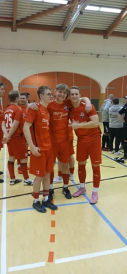 Vorfreude beim FC Seenland kurz vor der Siegerehrung, hier mit Jonas Bohnes, Finn Hannemann und Myron Reinberger (v.l.) 