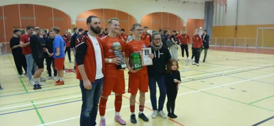 Siegerehrung durch die Turnierleitung den Gastgeber SpVgg Cambs-Leezen, mit Pokal&uuml;bergabe und weiteren Pr&auml;senten an den Turniersieger FC Seenland Warin, hier stellvertretend f&uuml;r die Mannschaft durch Myron Reinberger und Jonas Bohnes. 