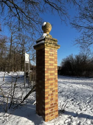 Gutseinfahrt  (Bild vergr&ouml;&szlig;ern)