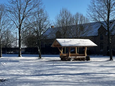 Sitzfl&auml;che und Tischtennisplatte  (Bild vergr&ouml;&szlig;ern)