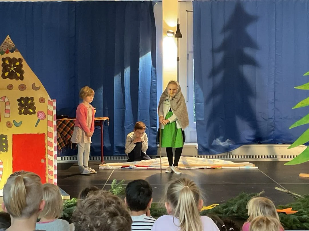 Bild: Hänsel und Gretel am Hexenhäuschen