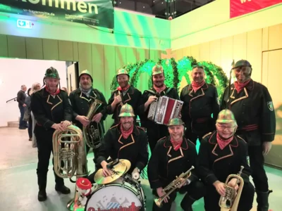 Habe fertig, die Truppe vor der Sch&auml;fflerkrone nach dem Auftritt 