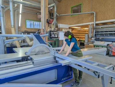 Magdalena Haimerl hat im Sommer ihre Ausbildung zur Schreinerin im Betrieb &bdquo;Holzde-sign Fr&uuml;chtl&ldquo; als Pr&uuml;fungsbeste abgeschlossen.  (Bild vergr&ouml;&szlig;ern)