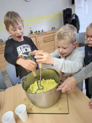 Kartoffeln stampfen, wer hat die meiste Kraft?  (Bild vergr&ouml;&szlig;ern)