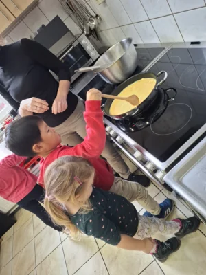 Ganz sanft r&uuml;hren und das Ei nicht anbrennen lassen.  (Bild vergr&ouml;&szlig;ern)