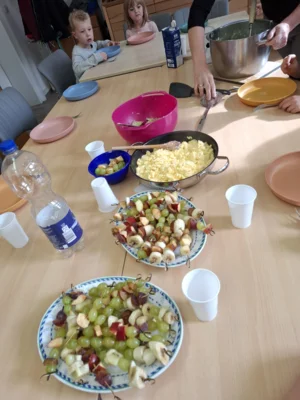 Und jetzt wird gegessen. Guten Appetit!  (Bild vergr&ouml;&szlig;ern)