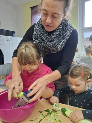 Kartoffeln sch&auml;len ist gar nicht so leicht.  (Bild vergr&ouml;&szlig;ern)