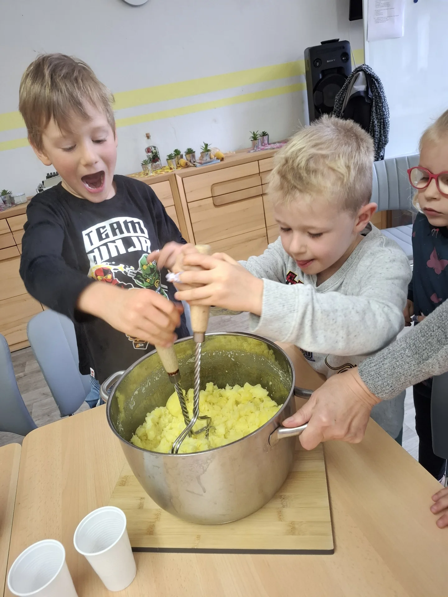 Bild: Kartoffeln stampfen, wer hat die meiste Kraft?