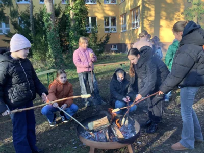 Foto des Albums: Lagerfeuer, Stockbrot und die Regeln