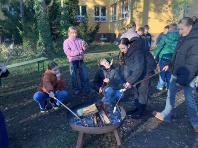 Foto des Albums: Lagerfeuer, Stockbrot und die Regeln