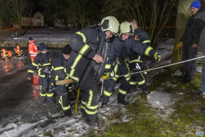 Foto des Albums: FFW trainiert Eiseinbruch