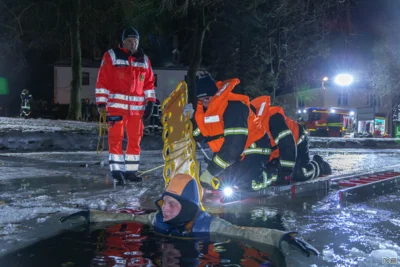Foto des Albums: FFW trainiert Eiseinbruch