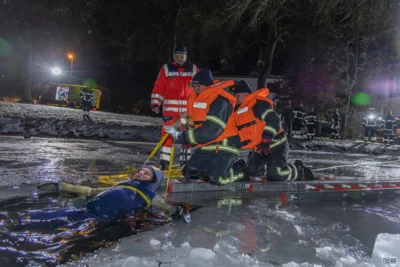 Foto des Albums: FFW trainiert Eiseinbruch