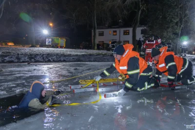 Foto des Albums: FFW trainiert Eiseinbruch