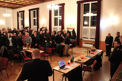Zur Ehrung des Feuerwehrurgesteins Hilmar Anders erhoben sich die anwesenden Kameradinnen und Kameraden.  (Bild vergr&ouml;&szlig;ern)