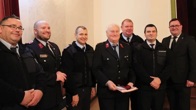 Gruppenfoto mit Jubilar &ndash; Die Stadtwehrleitung, der Kreisfeuerwehrverband und der B&uuml;rgermeister ehrten Hilmar Anders f&uuml;r seine best&auml;ndige Treue zur Feuerwehr. V.li.: Olli Weber, Dr. Bj&ouml;rn Weber, Markus Voigt, Hilmar Anders, Enrico Zeugner, Kevin Thiele, Andreas Nette  (Bild vergr&ouml;&szlig;ern)