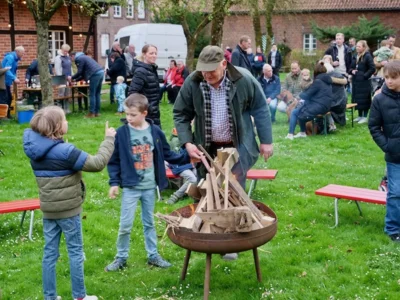Foto des Albums: Eindrücke vom Osterfeuer am Backhaus.