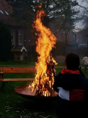 Foto des Albums: Eindrücke vom Osterfeuer am Backhaus.