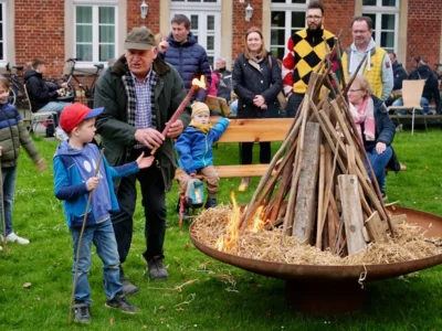 Foto des Albums: Eindrücke vom Osterfeuer am Backhaus.