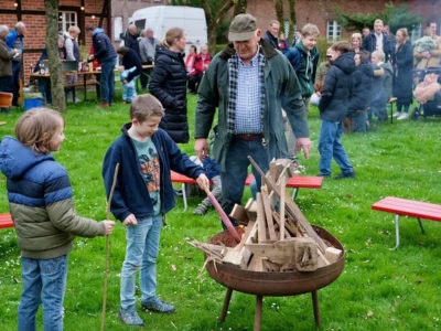 Foto des Albums: Eindrücke vom Osterfeuer am Backhaus.