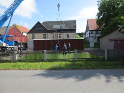 Kran hebt einen alten Wagon an  (Bild vergr&ouml;&szlig;ern)