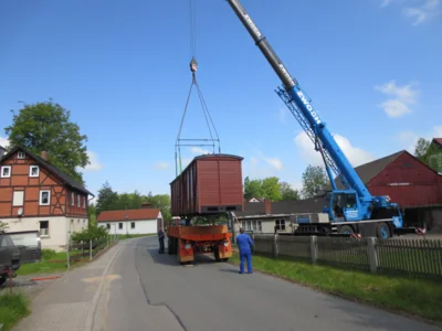 Kran setzt Wagon auf einem Anh&auml;nger ab  (Bild vergr&ouml;&szlig;ern)