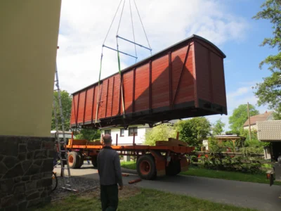 Kran setzt Wagon auf einem Anh&auml;nger ab - 2  (Bild vergr&ouml;&szlig;ern)