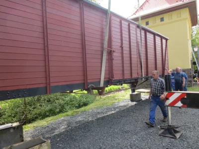 Wagon wird auf neuen St&uuml;tzen abgesetzt  (Bild vergr&ouml;&szlig;ern)