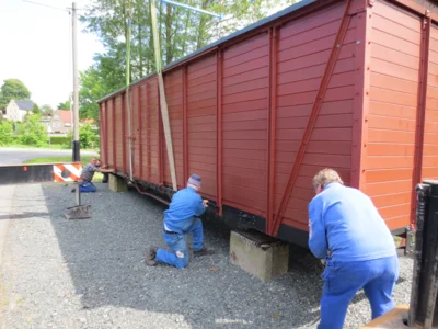 Wagon wird auf neuen St&uuml;tzen abgesetzt - 1  (Bild vergr&ouml;&szlig;ern)