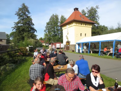 Die Besucher k&ouml;nnen im und au&szlig;erhalb vom Zelt Kaffee trinken  (Bild vergr&ouml;&szlig;ern)